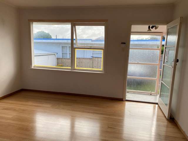 2/2 Archibald Road Kelston_2