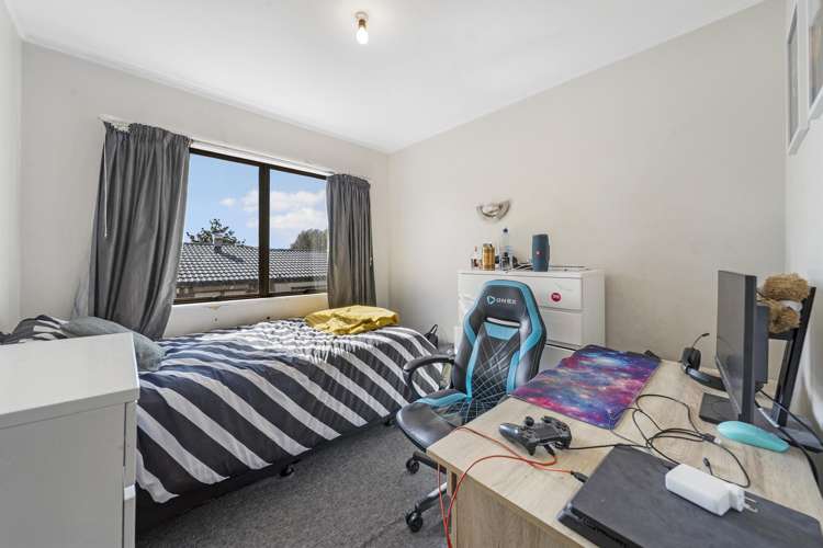 21 Rushgreen Avenue Pahurehure_13