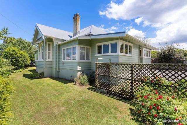 Eccentric couple's Auckland villas sold to support school libraries