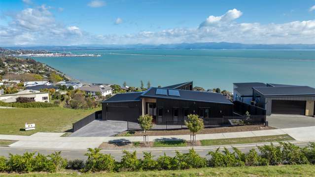 Architectural Luxury & Breathtaking Bay Views