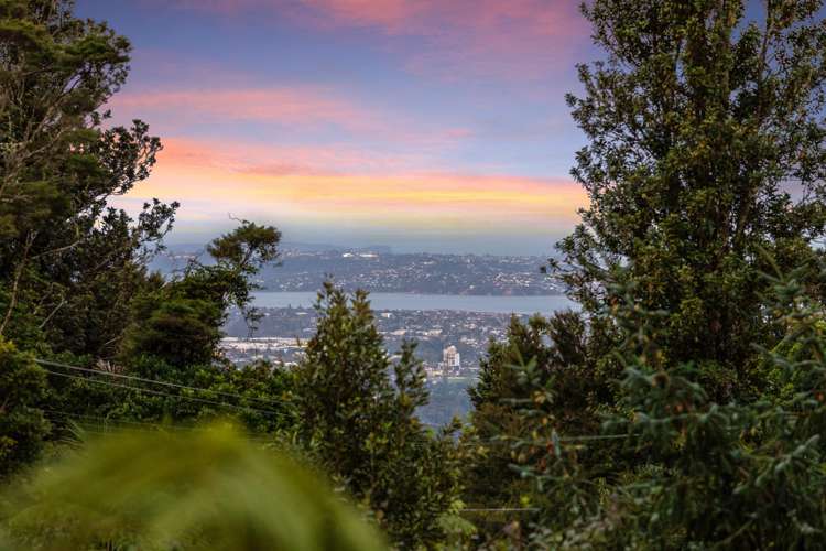 462 Scenic Drive Waiatarua_13