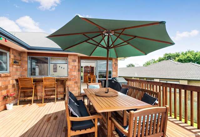 Generous 4-Bedroom Home with Separate Living, ...