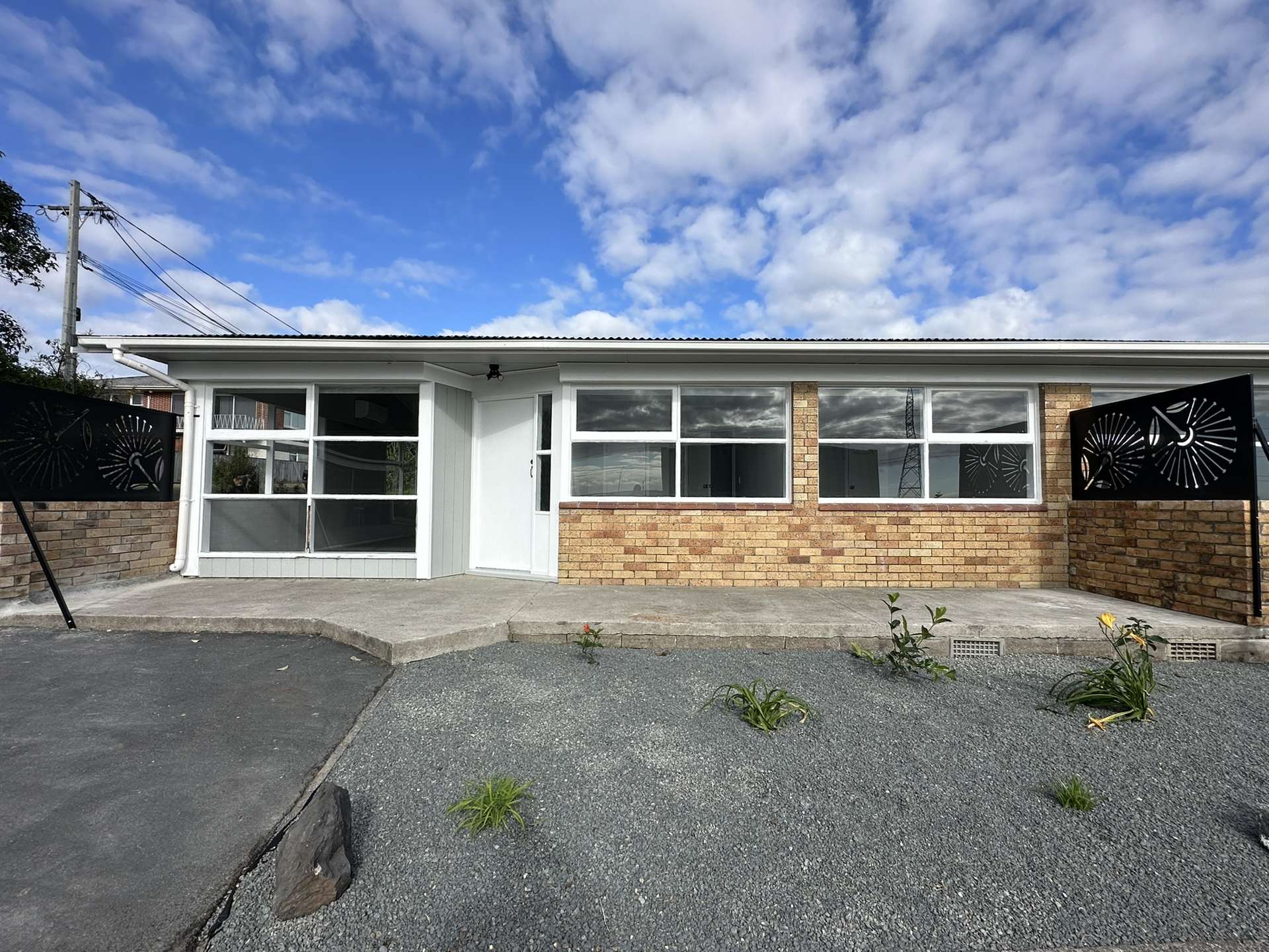 1/84A Royal View Road Te Atatu South_0