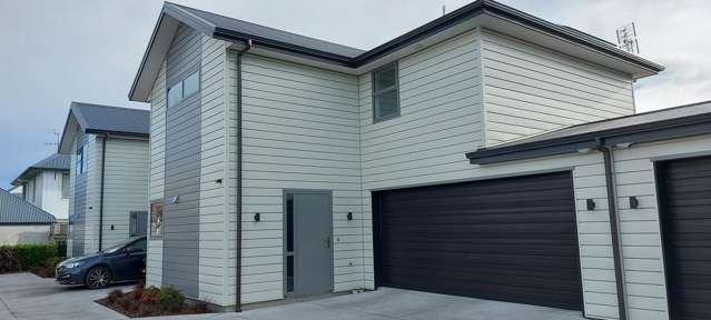 Big and roomy modern townhouse near city centre