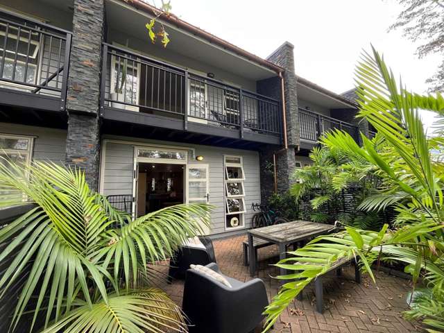 Modern Townhouse in Ellerslie village