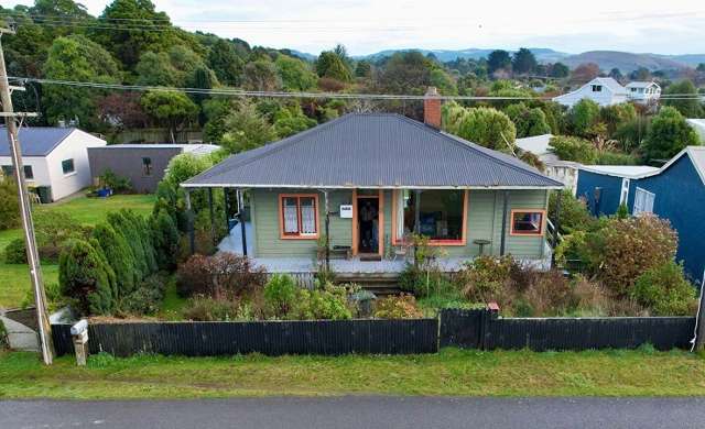 Artist bought quirky South Island crib sight unseen for $69,000 after spotting it in newspaper ad