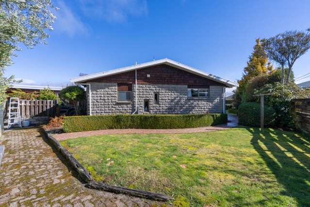 Modern Family Home-Te Anau