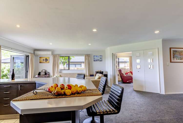 97 Farnborough Drive Grandview Heights_10