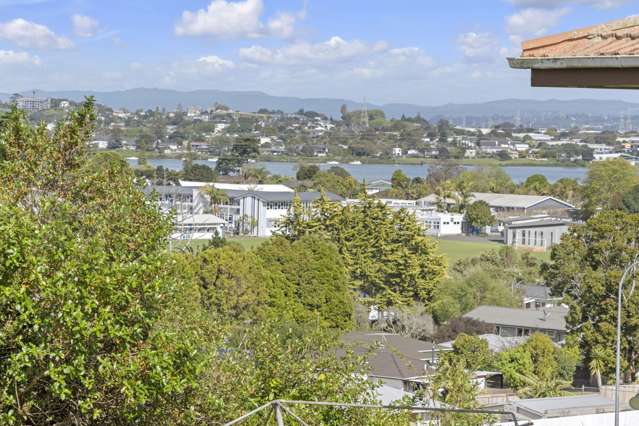 Spacious family haven with estuary views