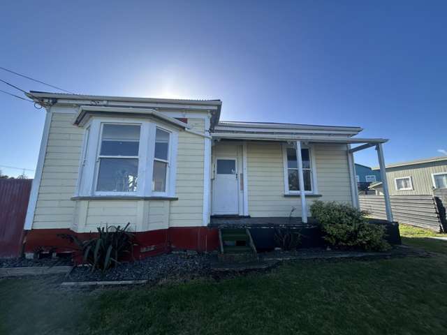 Spacious 4-Bedroom Home by the Beach