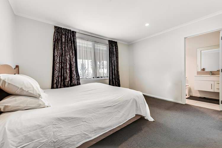 35 Cabourne Drive Glenview_15