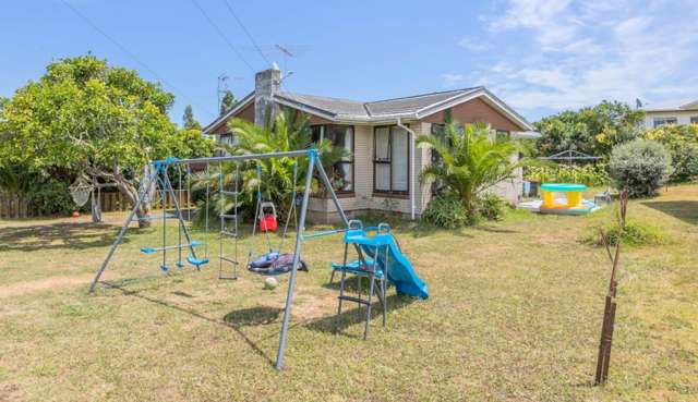 3 bedroom house with private garden available now