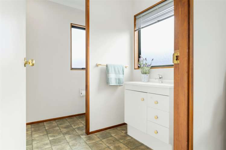 8 Surrey Lane Glenview_16