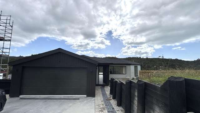 Spacious Two-Storey Standalone Home in Quiet Cul-de-sac – Stunning Mountain Views!
