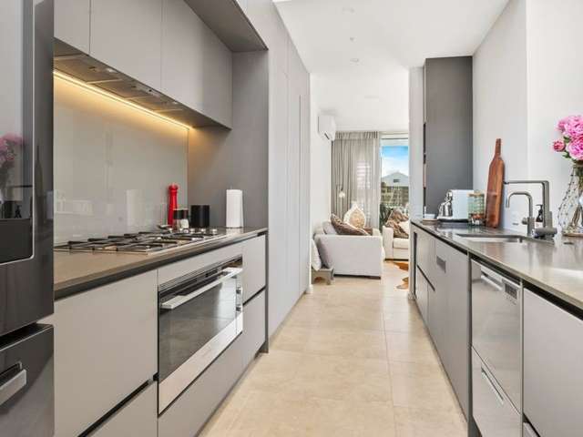 579A Laurie Southwick Parade 2267_4