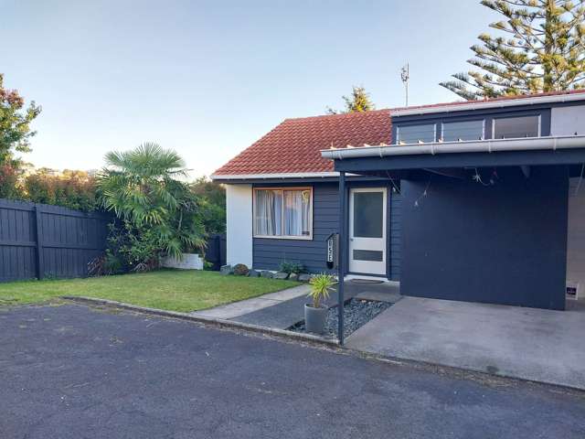 Sunny and private 2 bedroom end unit in Titirangi