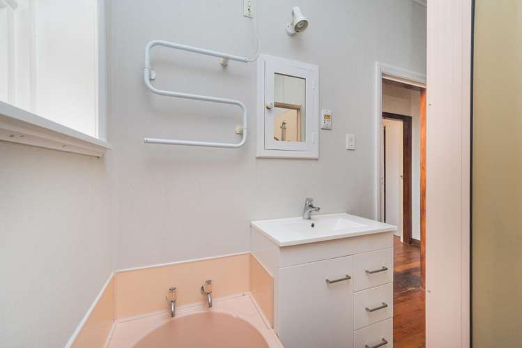 121 Savage Crescent West End_12
