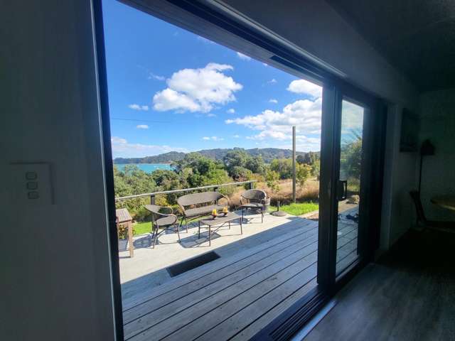Oneroa cottage vibe with views