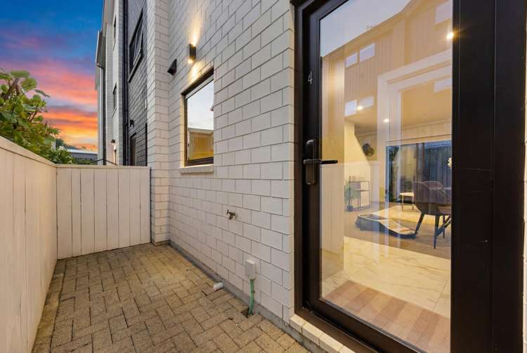 4/14 Wilsher Crescent Henderson_18