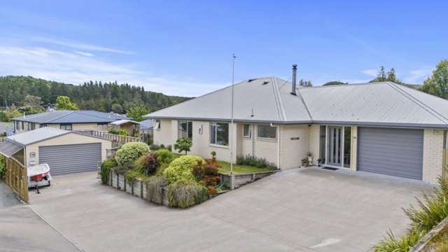 A Contemporary Build with Exceptional Garaging