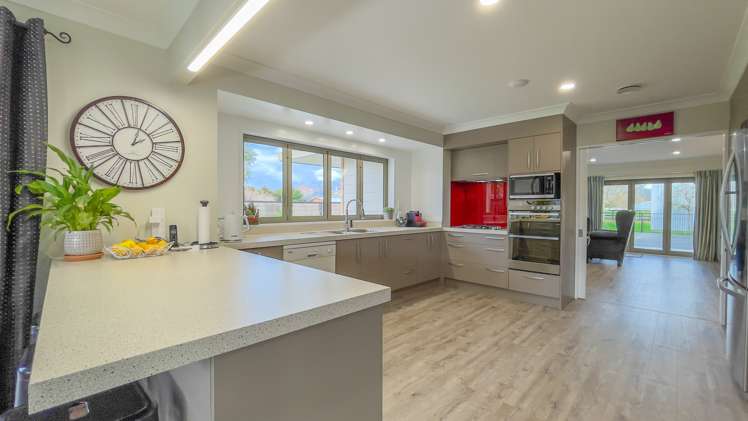 165 The Oaks Drive Leamington_1