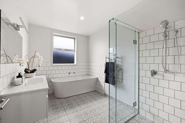 12A West Place Greenmeadows_14