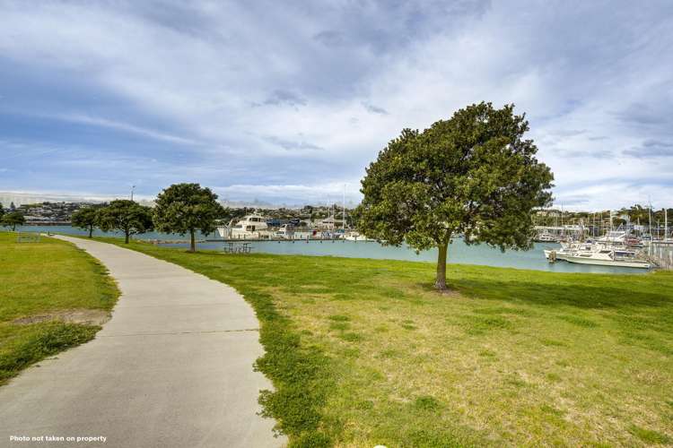 2/8 Meeanee Quay Westshore_18
