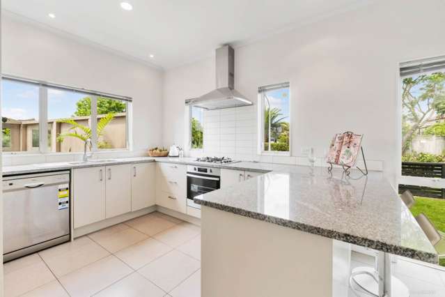 1/10 Salford Crescent Flat Bush_4