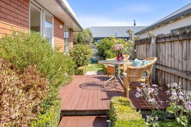 Stylish, Sunny & Secure - Perfect Townhouse Awaits