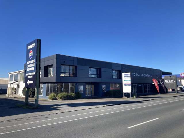 High profile showroom and warehouse