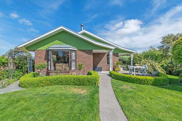 LEESTON - THREE BEDROOMS, DOUBLE GARAGE, PET NEGOTIABLE