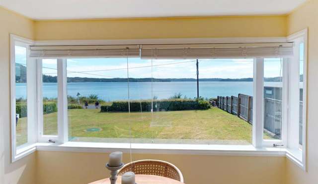 Character Lakeside Cottage