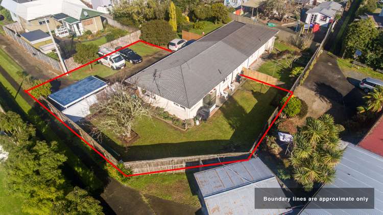 2/4 Eskdale Road Birkdale_16