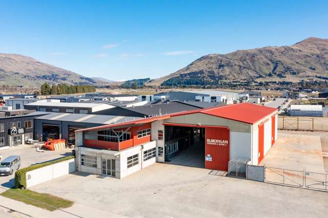 Top-tier industrial space with great exposure