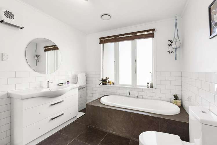 82 Owhiro Bay Parade Owhiro Bay_11