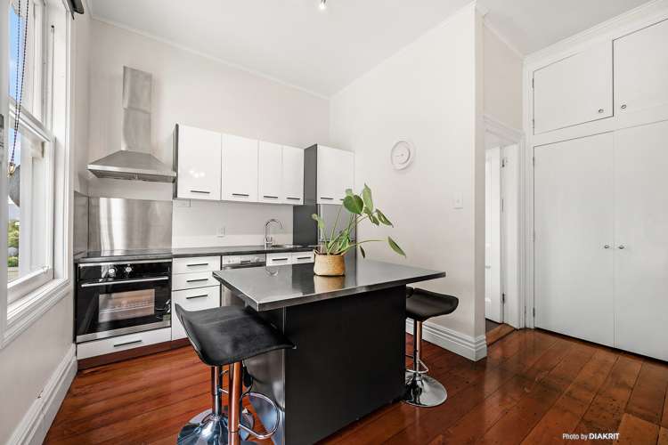 8 Russell Terrace Newtown_10