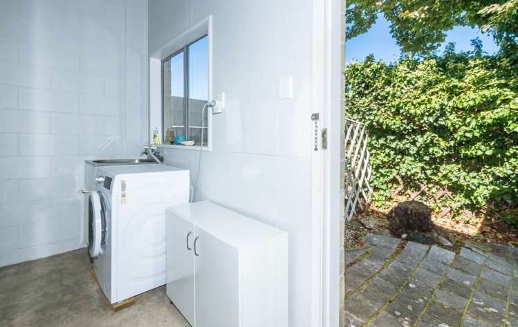 2/11 Exeter Street Stoke_17