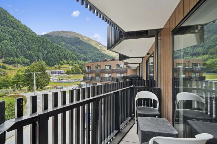 21B/135 Hallenstein Street Queenstown_9
