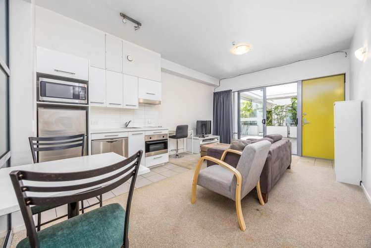 202/155 Beach Road_5