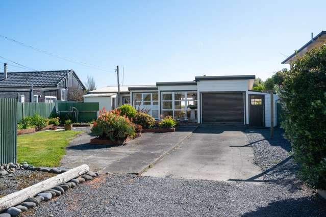 Classic Kiwi Icon Beachfront Bach