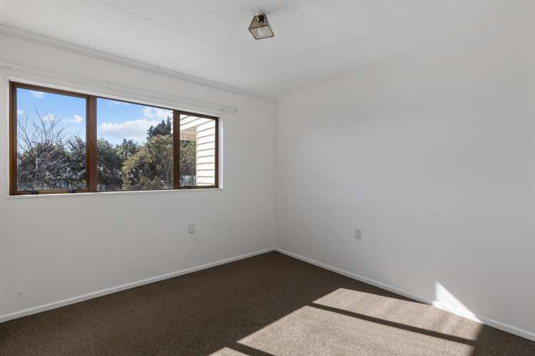 5 Kinloch Place Papakowhai_10