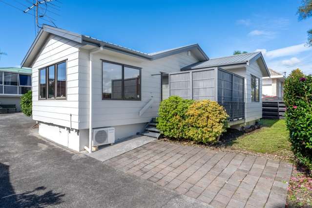 Must Be Sold - Prime Macleans Location