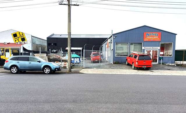 Warehouse/Offices 220m2  and Yard 370m2