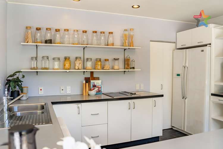 12 Whiorau Grove Lowry Bay_11