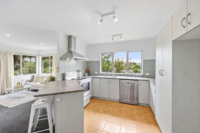19b Landow Place (off Parrs Cross Road) Henderson_1