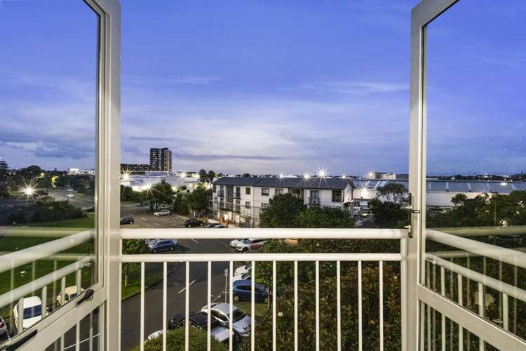 3F/10 Crown Lynn Place New Lynn_13