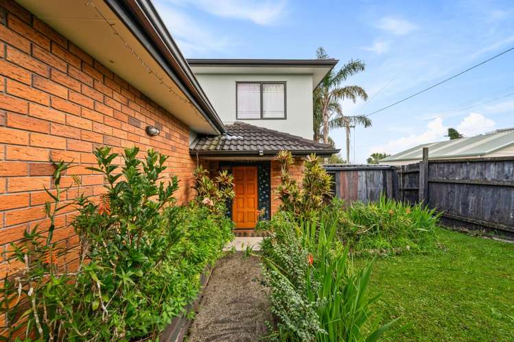 81 Royal Road Massey_2