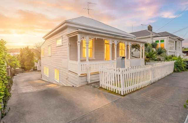 Strategic City Fringe Dual Use Villa: 4 Carparks