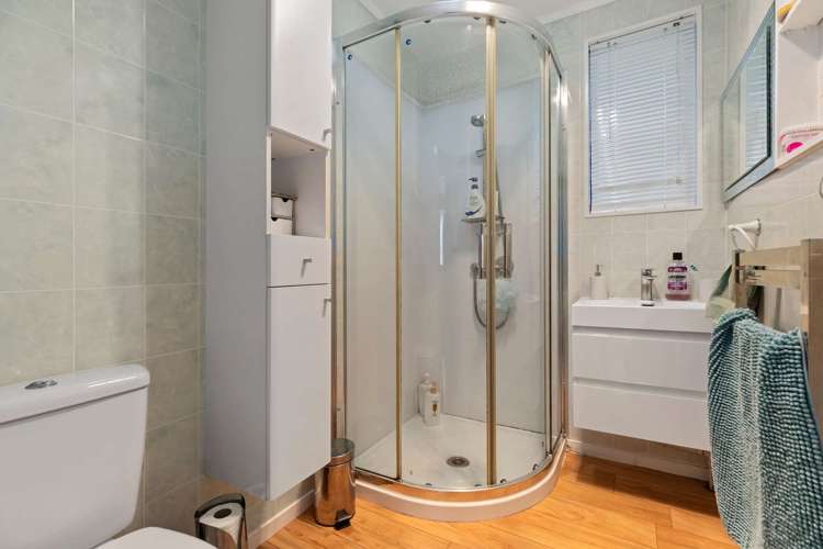 2/115 Beach Road Pahurehure_8