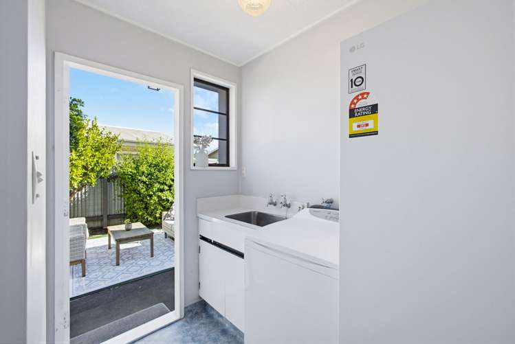 2/37 Middle Road Havelock North_13